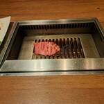 焼肉うしごろ - 網の鉄板で焼いている埼玉県産の特選サーロイン・その1です。