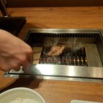 焼肉うしごろ - 塩ダレに浸けた埼玉県産の上ミスジを、網の鉄板で焼いている様子のその6です。