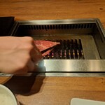 焼肉うしごろ - 塩ダレに浸けた埼玉県産の上ミスジを、網の鉄板で焼いている様子のその5です。
