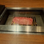 焼肉うしごろ - 塩ダレに浸けた埼玉県産の上ミスジを、網の鉄板で焼いている様子のその1です。