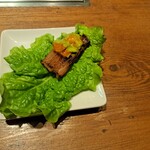 焼肉うしごろ - 焼いた埼玉県産の特選サーロインをサンチュの上にのせ、青唐辛子味噌を塗ったもの・その1です。