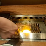 焼肉うしごろ - 塩ダレに浸けた埼玉県産の上ミスジを、網の鉄板で焼いている様子のその3です。