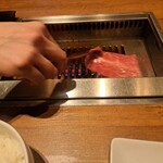 焼肉うしごろ - 塩ダレに浸けた埼玉県産の上ミスジを、網の鉄板で焼いている様子のその4です。