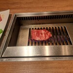焼肉うしごろ - 網の鉄板で焼いている埼玉県産の特選サーロイン・その2です。
