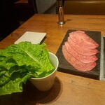 焼肉うしごろ - 塩ダレに浸けた埼玉県産の上ミスジと、サンチュです。