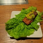 焼肉うしごろ - 焼いた埼玉県産の特選サーロインをサンチュの上にのせ、青唐辛子味噌を塗ったもの・その2です。