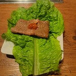 焼肉うしごろ - 焼いた埼玉県産の上ミスジを、赤味噌と一緒にサンチュの上にのせたものその3です。