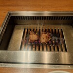 焼肉うしごろ - 極みのタンを、網の鉄板で焼いている様子その3です。