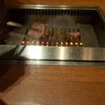 焼肉うしごろ - 塩ダレに浸けた埼玉県産の上ミスジを、網の鉄板で焼いている様子のその2です。