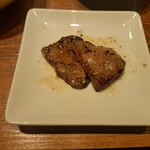 焼肉うしごろ - 網の鉄板で焼いた極みのタンです。