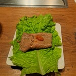 焼肉うしごろ - 焼いた埼玉県産の上ミスジを、赤味噌と一緒にサンチュの上にのせたものその1です。