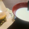 Pinshan Shokubou - お料理①品香特性中華風ハンバーガ(税込400円)
                お飲み物①中華風豆乳(税込150円)
                カップで提供されるのかと思ったら、まさかの器入りでボリュームたっぷり、味わいは少し甘い豆乳って感じ