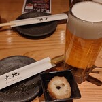 寿司と焼き鳥大地 - 席料300円(税抜) アサヒスーパードライ中ジョッキ199円(税抜)