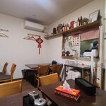 Pinshan Shokubou - 店内は白い天井と白壁、木製調度品というシンプルさ、小さな赤い「福」の壁飾りが仄かに中華のお店を主張
                      BGM代わりにテレビ音声が流れています
                      お席はテーブル5席×2卓、テーブル2席×3卓の合計16席