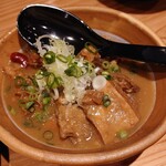 寿司と焼き鳥大地 - 牛もつ煮690円(税抜)