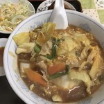 ほうらい - ぎょうざセット：サラダ・一品 (鶏の唐揚)・サンラータン麺