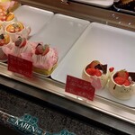 洋菓子倶楽部 KAREN - ウインドウケース