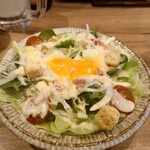 Toriyaki Kushihide - シーザーサラダは、温泉たまごとシーザーサラダドレッシング、粉チーズが絡んで美味しい!ベーコン、ベビーリーフやクルトンも入って本格派。