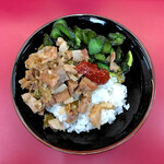 横浜ラーメン 相馬家 - 無料ライス（サビチャー＋胡瓜古漬け＋豆板醤）