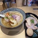 地鶏と伊勢海老 中華そば 兜 - 