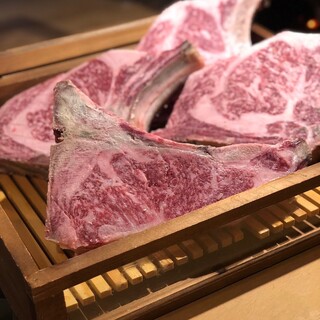 自社熟成庫で60日〜120日の熟成を経た肉は旨味が倍増します