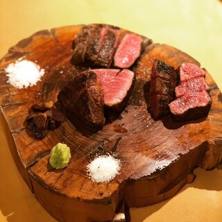 九州産黒毛和牛や厳選赤身肉も塊を炭火で焼き上げます！！