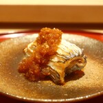 鮨 しみづ - 7日間熟成 太刀魚炙り 新玉ねぎ酢醤油がけ