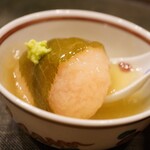 味享 - 餡単体からグッと伝わる昆布の旨味。 桜の香りを纏わせたぐじの実直な旨味を引き立たせるとろみの沁み入る餡、そこに清涼感を与える山葵が全体のバランスを添えることで完成するヒトサラ。 和菓子のテイストを汲んだ、受け継がれた技術が今も生きる作品。
