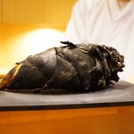 Mitaka - 焼き上がった白子筍はまだ火種があるほどに熱々。