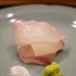 味享 - 寝かせたように視覚で魅了し、口に放つとしっとりと馴染む身からは甘みが伝わり、咀嚼が華やかな旨味をグングンと増幅させて山葵と塩が旨さの絶頂へ誘う。 一口に広がる起承転結を生むような綺麗な味を魅せる真鯛。