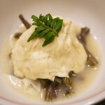 味享 - 手間暇かけて仕立てたわらび、そのナチュラルな旨味に合わせる湯葉の綺麗な甘み。お互いの素材が謙遜し合っているかのようなバランスに満ちたヒトサラ。