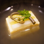 味享 - 初めのお出汁のクリアな味わいと、豆腐が崩れるほどに沁み出る旨味が創り出す一口の一体感。