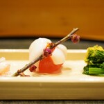 味享 - ●卵黄味噌漬け 百合根
      玉子の白身を百合根でアレンジ。
      違和感なく不思議と昔から食べ慣れているような初めての組み合わせ。百合根の艶のある口当たりにじっくりと伝わる卵黄の旨味に百合根が馴染み一口を彩る。