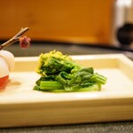 味享 - ●菜の花のお浸し
      ミシミシとした食感から春を膨らませるように香りが立ち上がり、瑞々しさにカラスミの味わいが綺麗に色を乗せる。
      沁みていく味わいが春の訪れを実感させていくファーストタッチ。