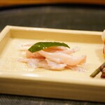 味享 - ●白魚の桜煮
      薄ピンクに染まった白魚。小さな一口ながらも口当たり全体に桜の香りを感じさせ、しっとり滲む味わいに香りが余韻を残す。