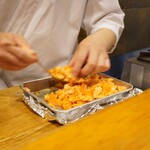 味享 - 脂にまみれた鮭の身、もう一杯の準備と聞いて白米のお代わりを一旦ステイ。