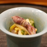 味享 - サクッとした歯応えのうるい、わけぎのグリップ。赤貝の仄かな香りとホタルイカの軟らかく与えるえぐ味。それらが交わることでフルーティーな味わいへと着地させる。