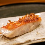 味享 - 味噌漬けのコクと香りが鱗の煌めきと共に、まだレアな身の甘さを染めるように凛と共鳴させる。 鱗焼きながら、ひと工夫するだけで最大限の味わいへと見事に昇華させる。