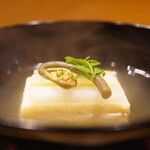 味享 - 円やかなお出汁に浮かぶ筍豆腐。豆腐自体の甘みに加えて筍からしっかり伝わる味わい。 筍は2度炊きすることで気持ち味を強くするバランスを意識した工夫も欠かさない。