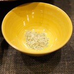 味享 - 木の芽塩で輪郭を、そして醤油がコクを与えて、白子筍のおいしさと魅力を直向きに昇華させる。