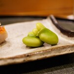 味享 - 摘むだけで皮から押し出される丁寧な配慮も欠かさない。