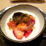 神楽坂 石かわ - チーズクリームにラムレーズンと黒蜜のゼリー、苺