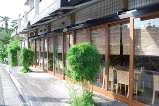 世田谷 火龍園 - 大きな窓と竹の植栽が目印です。