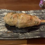 焼き鳥アポロ - マスターの塩つくねも絶品！中に何が入っているかを友達とほろ酔いで言い合いっこしながら食べるのが、毎回恒例です。平和。