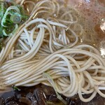 燵家製麺 - 焦がし煮干し塩ラーメンの麺アップ