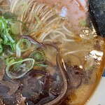 燵家製麺 - 焦がし煮干し塩ラーメンのスープアップ