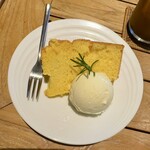 サイアム カフェ - 「タイコーヒー＆デザート」(880円)のプレーンシフォンケーキ&バニラ