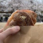 ジ オーク ベーカリー - クロワッサン生地のハムチーズサンド