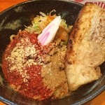 つけ麺 鵜の木堂 - 辛味まぜそば！
まぜそばが新たに始まっているそうなので。

ここや師匠のお店に来たらチャーシューは必死ですよね！

麺は中太のチョイ縮れた硬目、魚粉と辛子がドッサリ！

タレと言うよりスープに近いタレが1/3程度入っている。

大粒の背脂とひき肉をよ〜く混ぜて食べる、食べる、食べる…

師匠の背中はチョット遠いな！