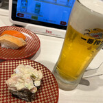 魚べい ヒタチエ店 - サーモンと焼きサーモンの合い盛りとサーモンアボカドこれも最高、勿論一番搾りもありがとう